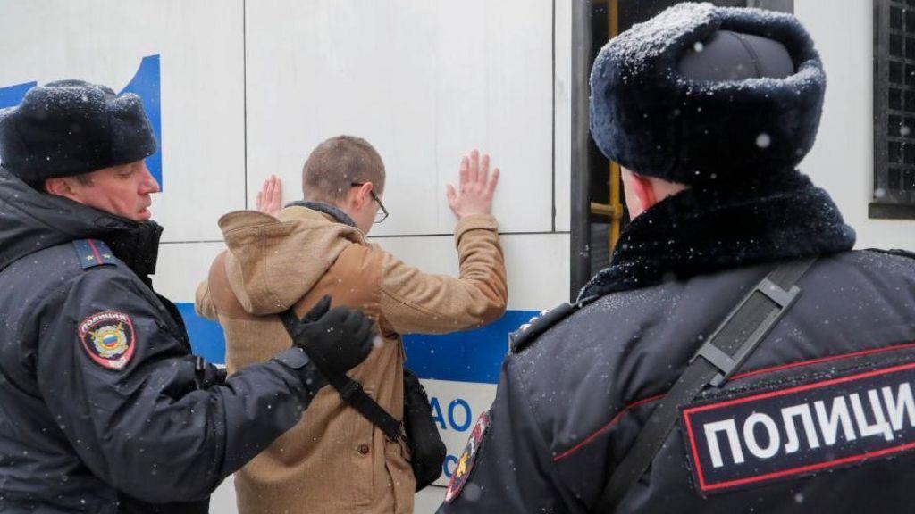 Partidarios de Girkin con la policía.