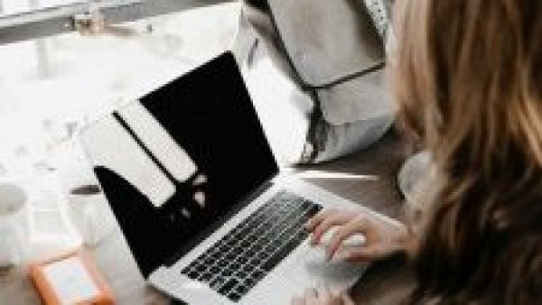 Coursera anuncia la traducción de 4 mil cursos al español y nuevas herramientas con IA