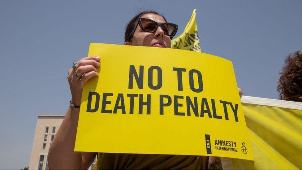Una mujer en una protesta contra la pena de muerte.