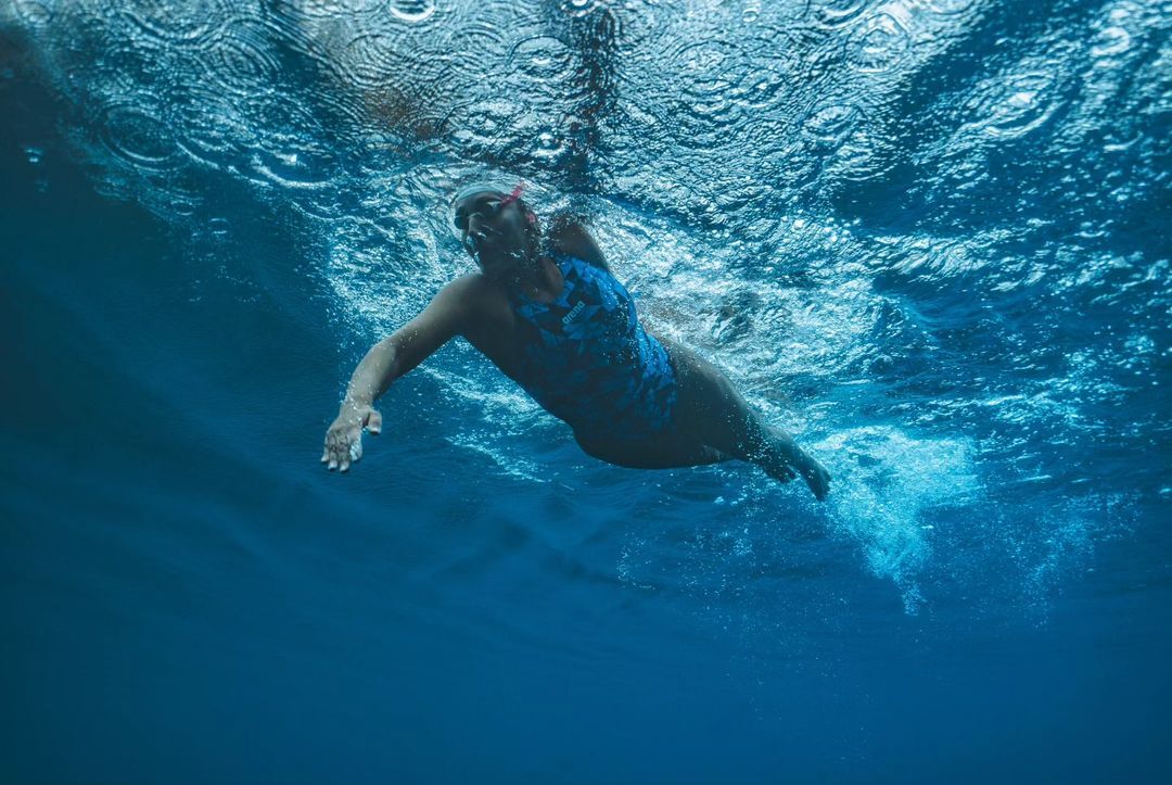 Bárbara Hernández nadando en aguas gélidas