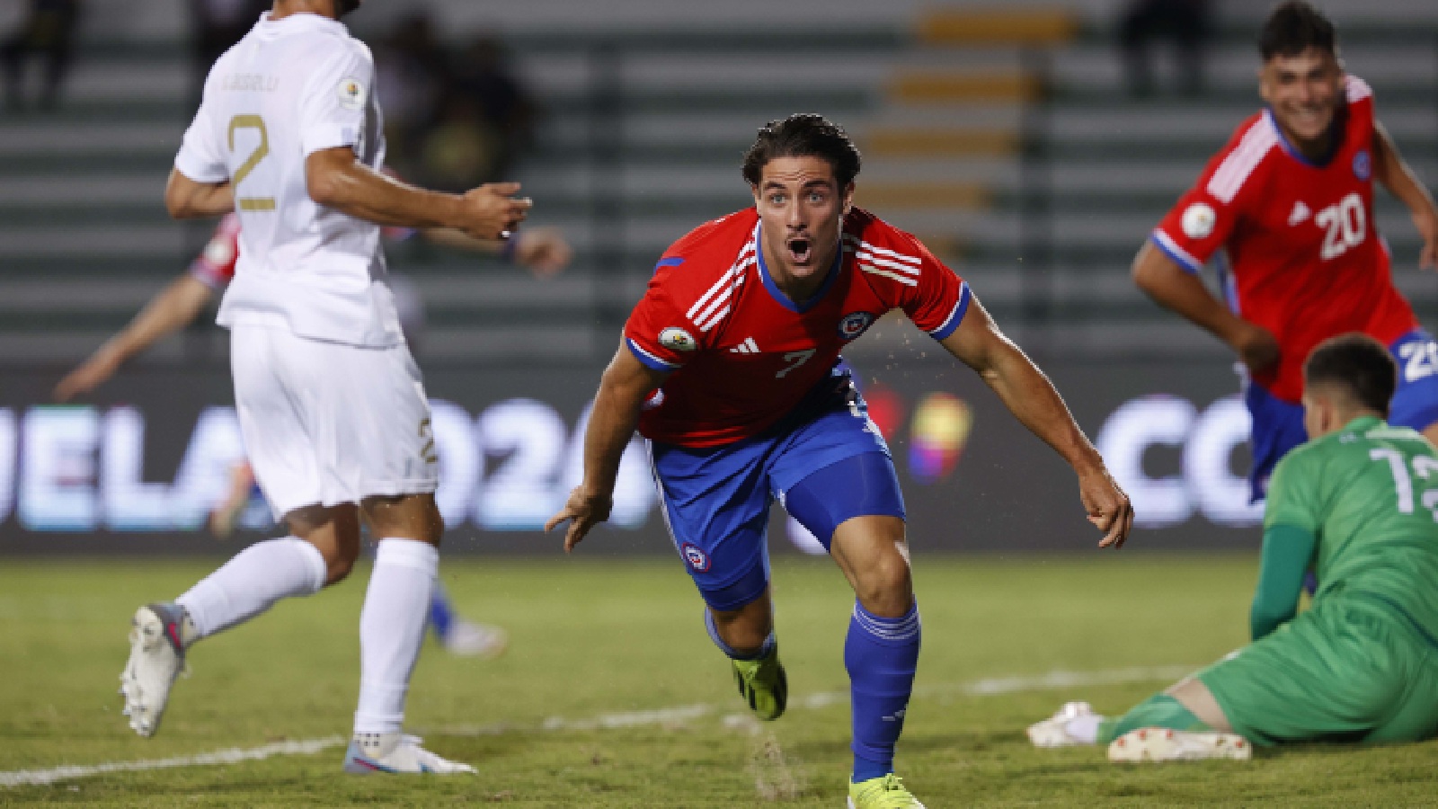 Clemente Montes celebrando un gol por la Selección de Chile