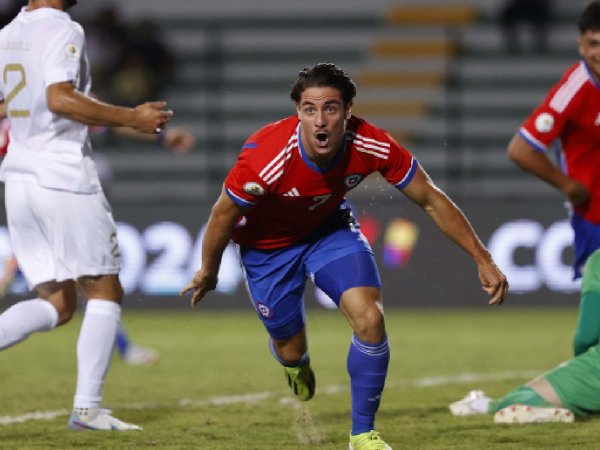 Clemente Montes celebrando un gol por la Selección de Chile