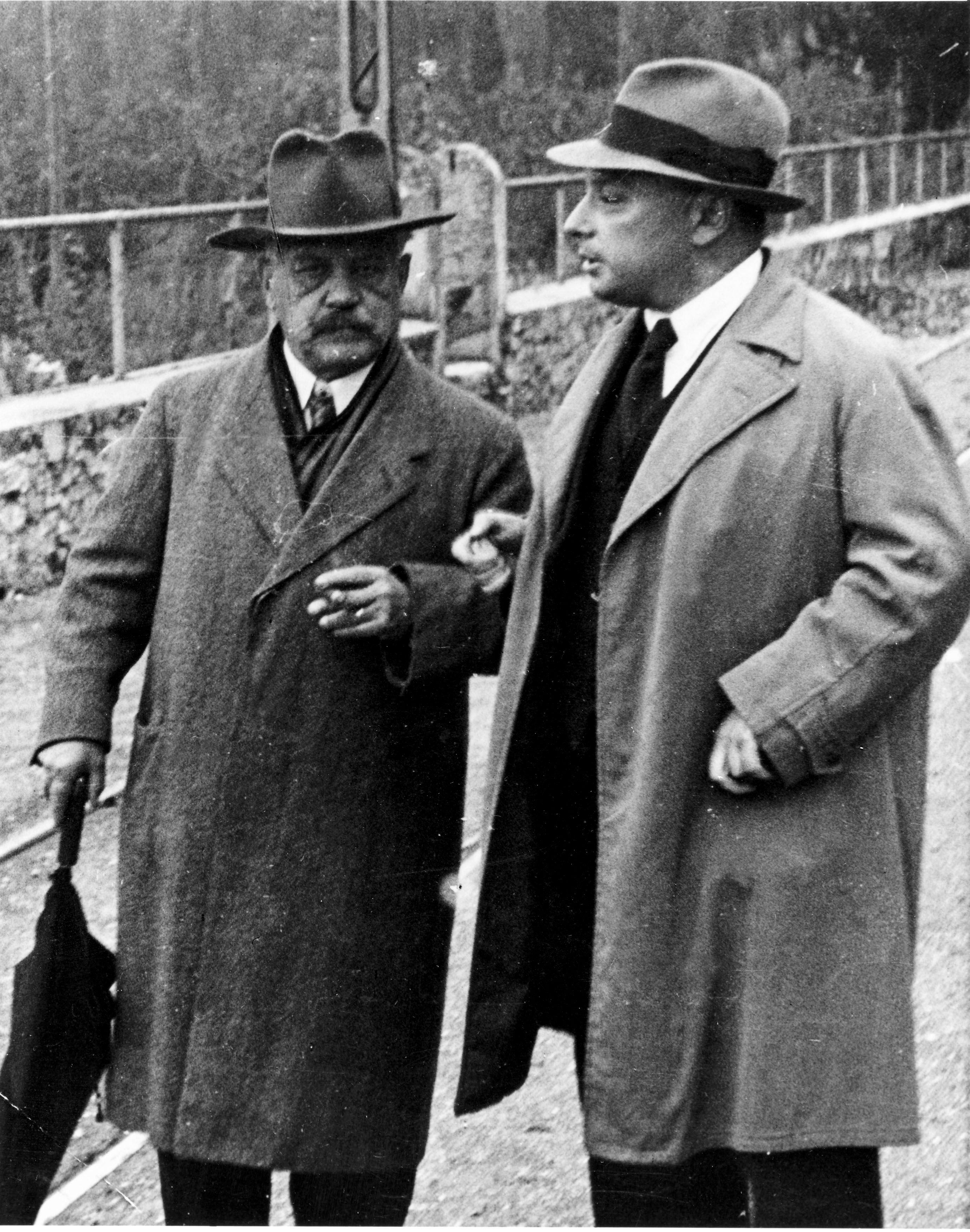 Wolfgang Pauli y Arnold Sommerfeld caminando