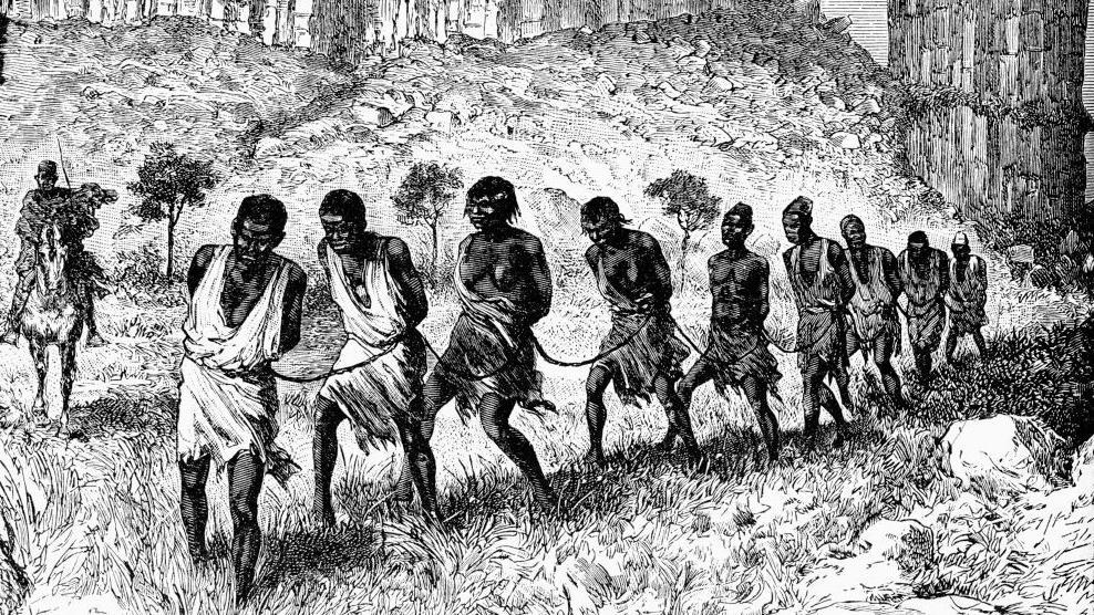 Ilustración de africanos encadenados siendo llevados a un barco rumbo a América.
