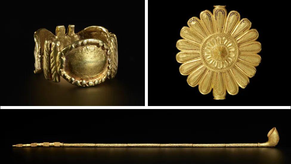 un anillo de oro asante (arriba a la izquierda), Anillo de oro, insignia de oro y una pipa ceremonial.