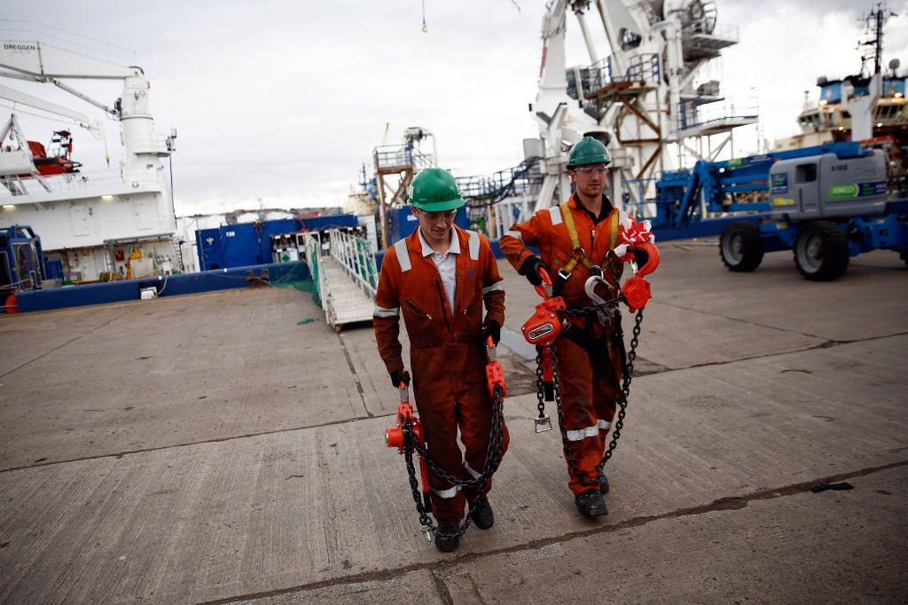 Trabajadores cerca de un buque de suministro en el puerto de la ciudad de Aberdeen, conocida como la capital petrolera de Europa. 