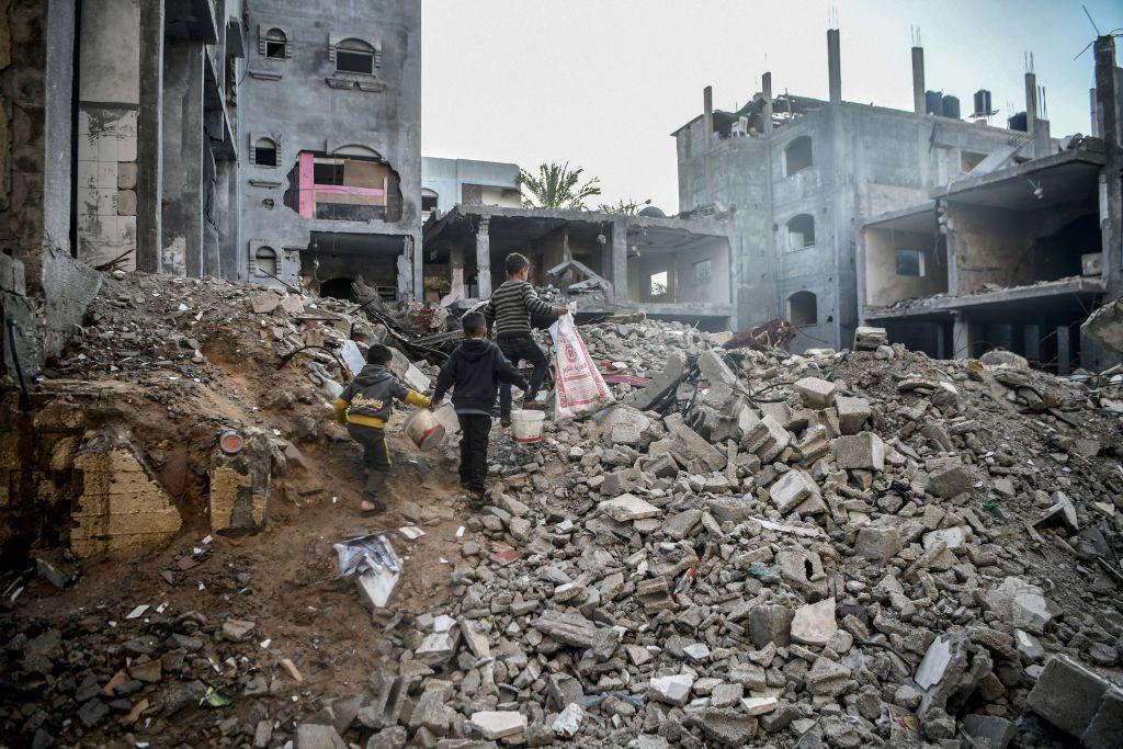 Unos niños entre las ruinas de unos edificios en la Franja de Gaza.