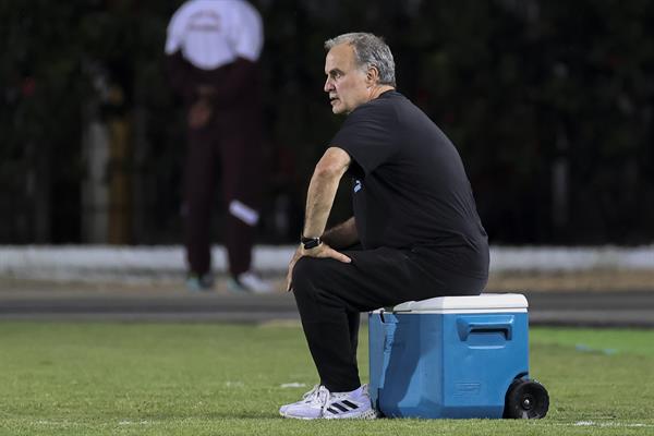 Marcelo Bielsa dirigiendo a Uruguay