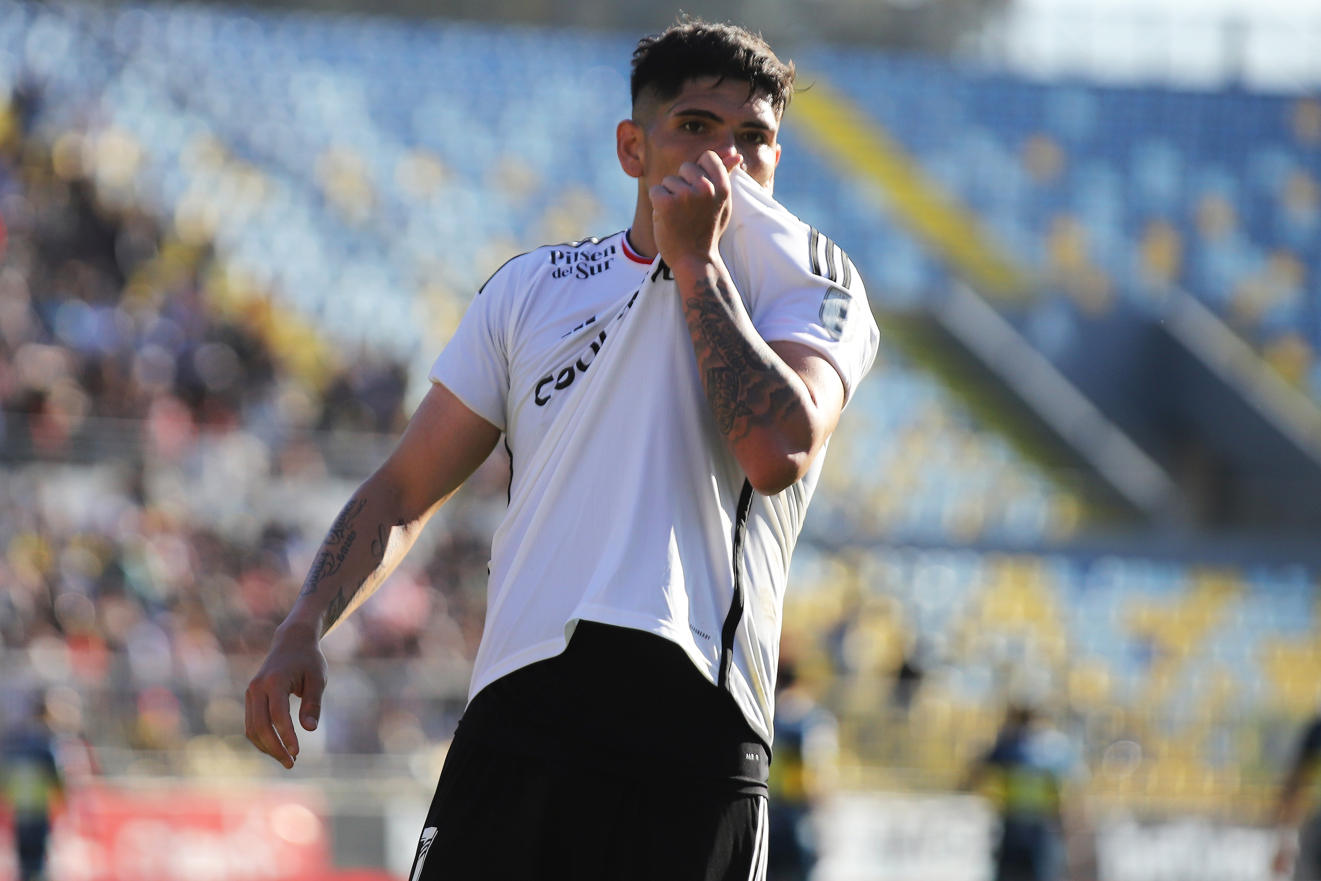 Carlos Palacios besando el escudo de Colo Colo