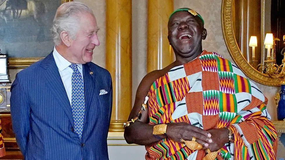 El rey Carlos III y el asantehene Otumfuo Osei Tutu II riéndose