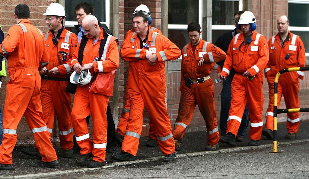 Trabajadores de la refinería de petróleo de Grangemouth tras una reunión sindical en Escocia.