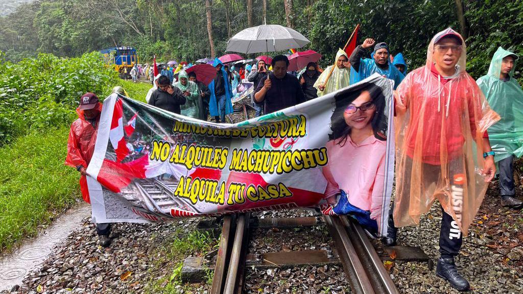 Manifestantes bloquean los accesos de tren a Machu Picchu. 