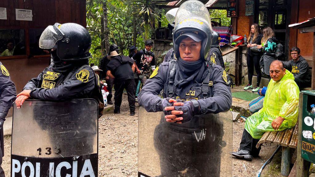 Policías vigilan el acceso a Machu Picchu.