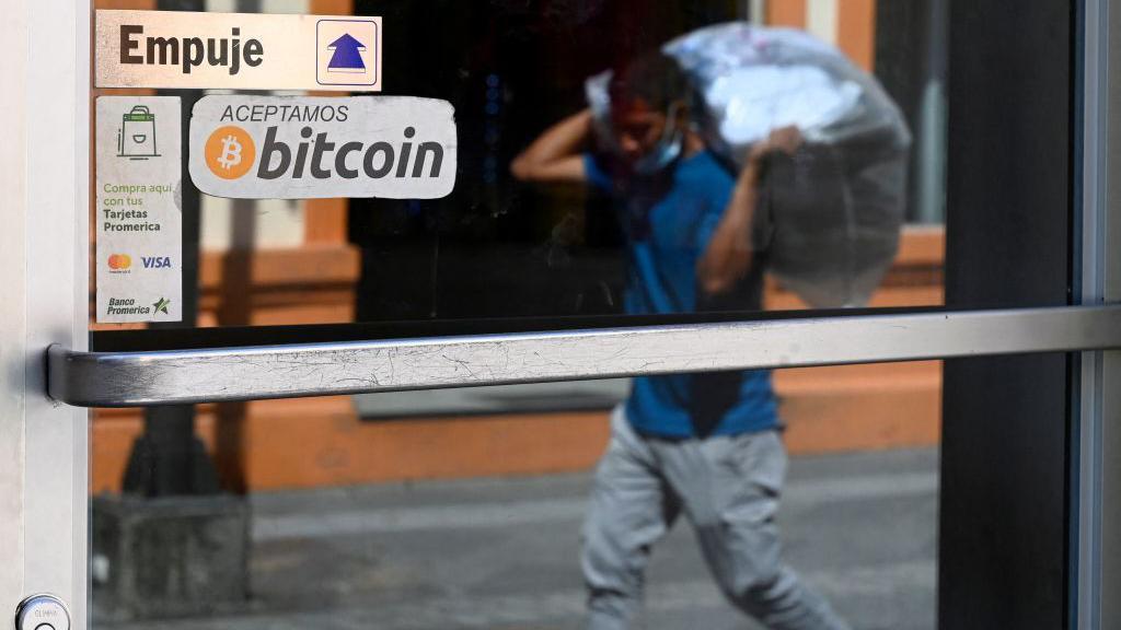 Negocio que acepta bitcoin en El Salvador