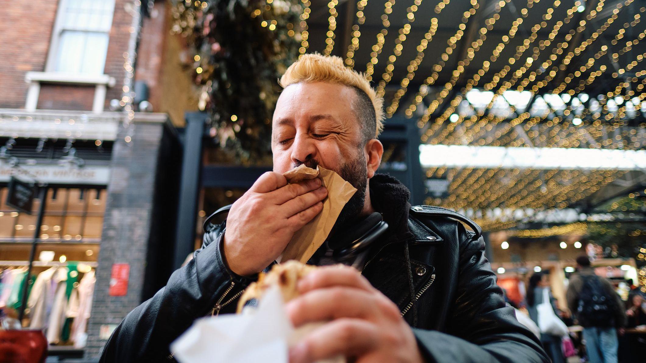 Una persona come una hamburguesa