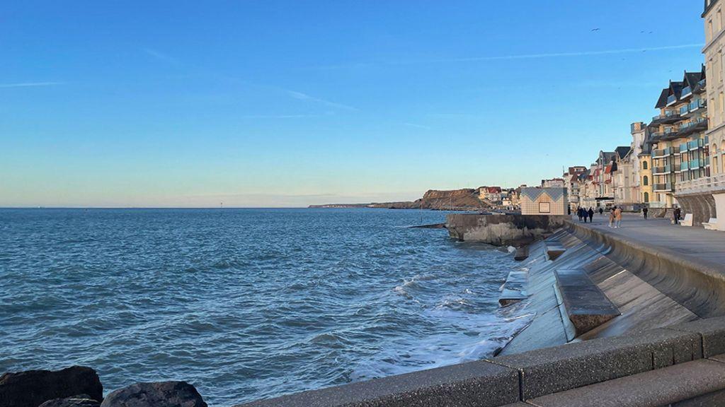 Vista del mar de Wimereux en que se ahogaron los dos hermanos sirios. 