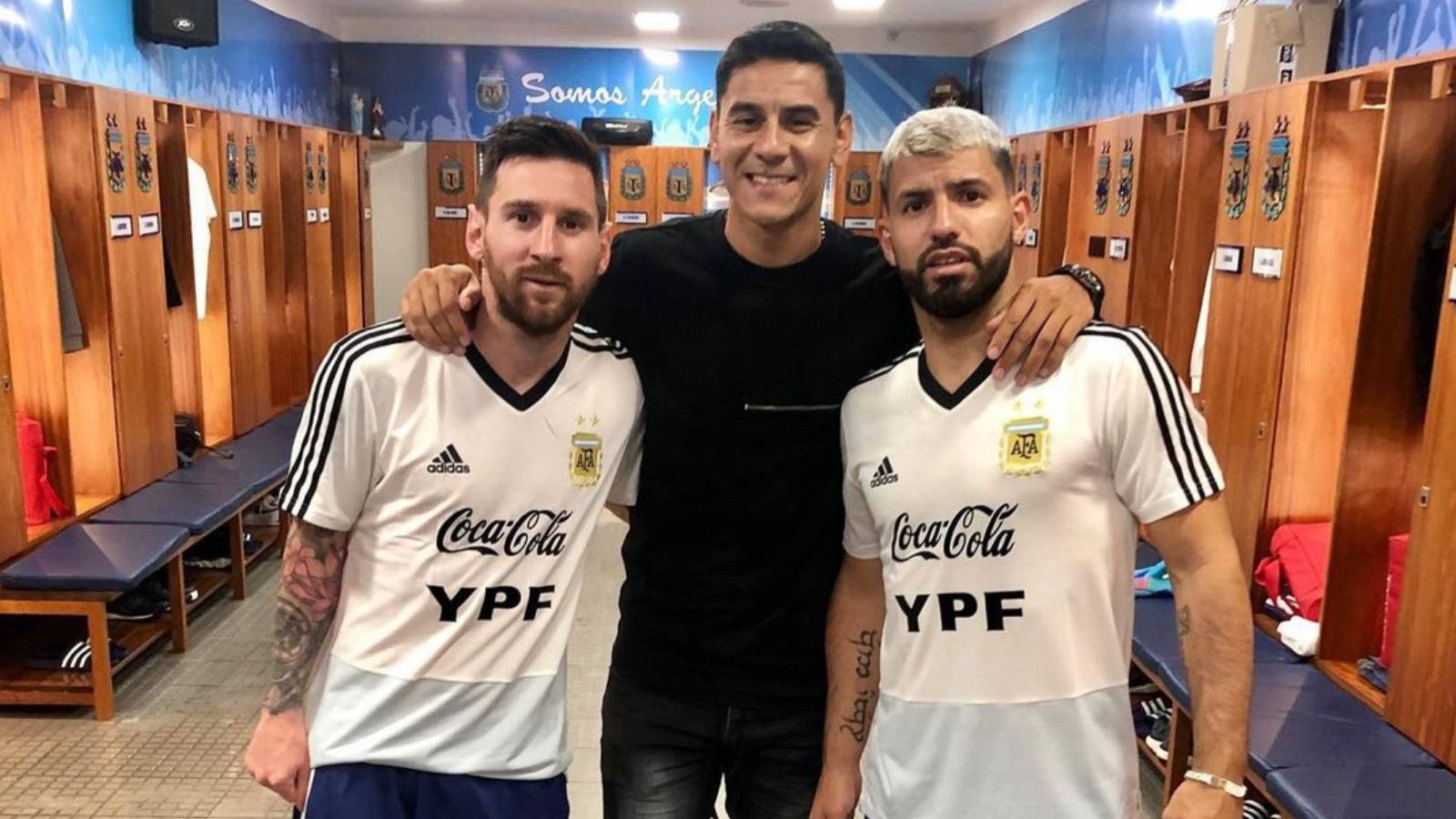 Óscar Ustari junto a Lionel Messi y Sergio Agüero.