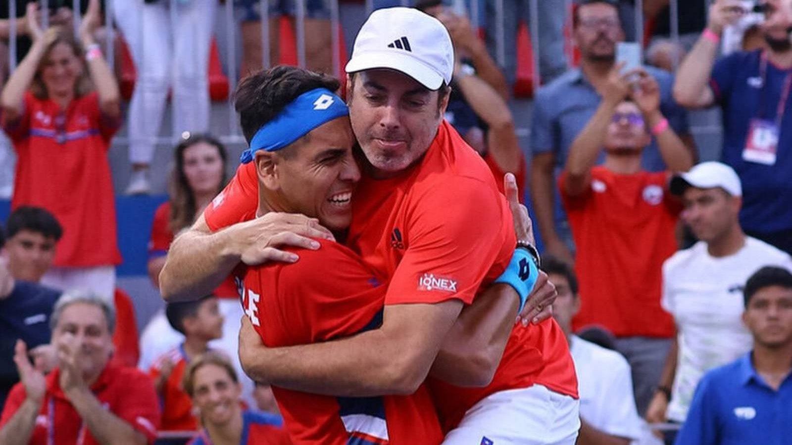 Alejandro Tabilo junto a Nicolás Massú celebtrando el triunfo de Chile en Copa Davis.