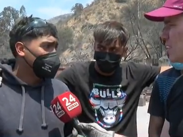 Jóvenes ayudando a damnificados.