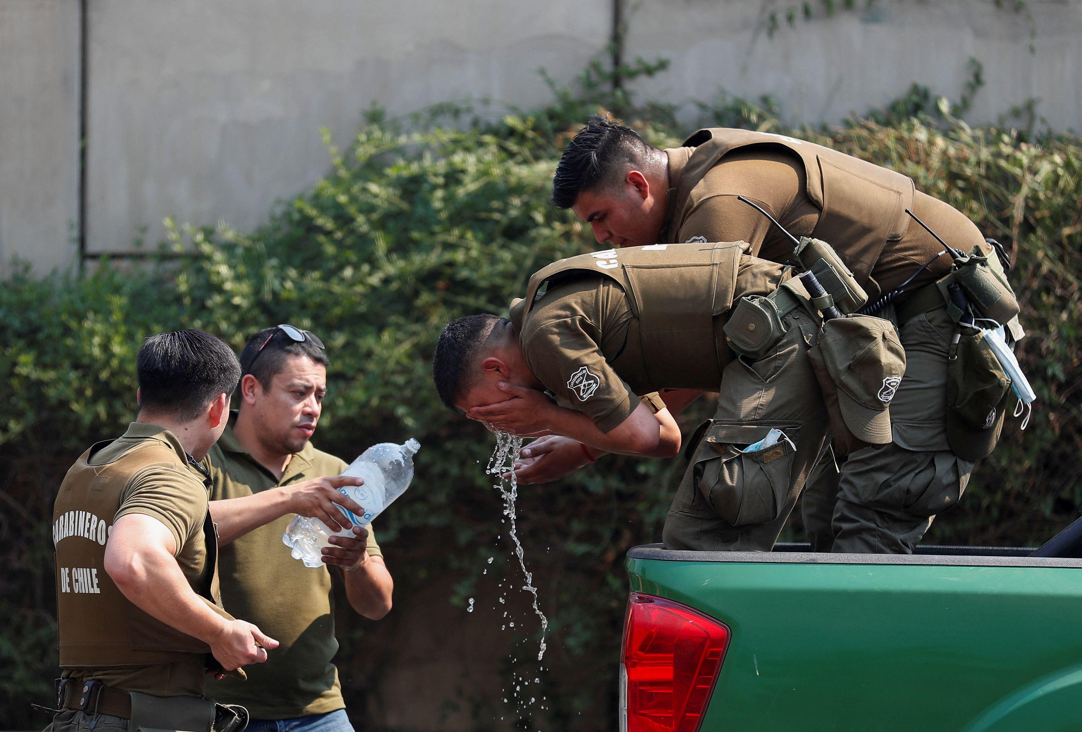 Carabineros beben agua y se refrescan en Viña del Mar.