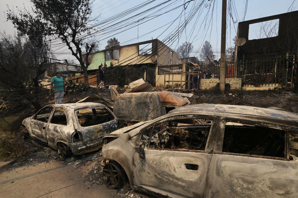 Vehículos y viviendas calcinadas en la comuna de Los Olivos, en Viña del Mar.