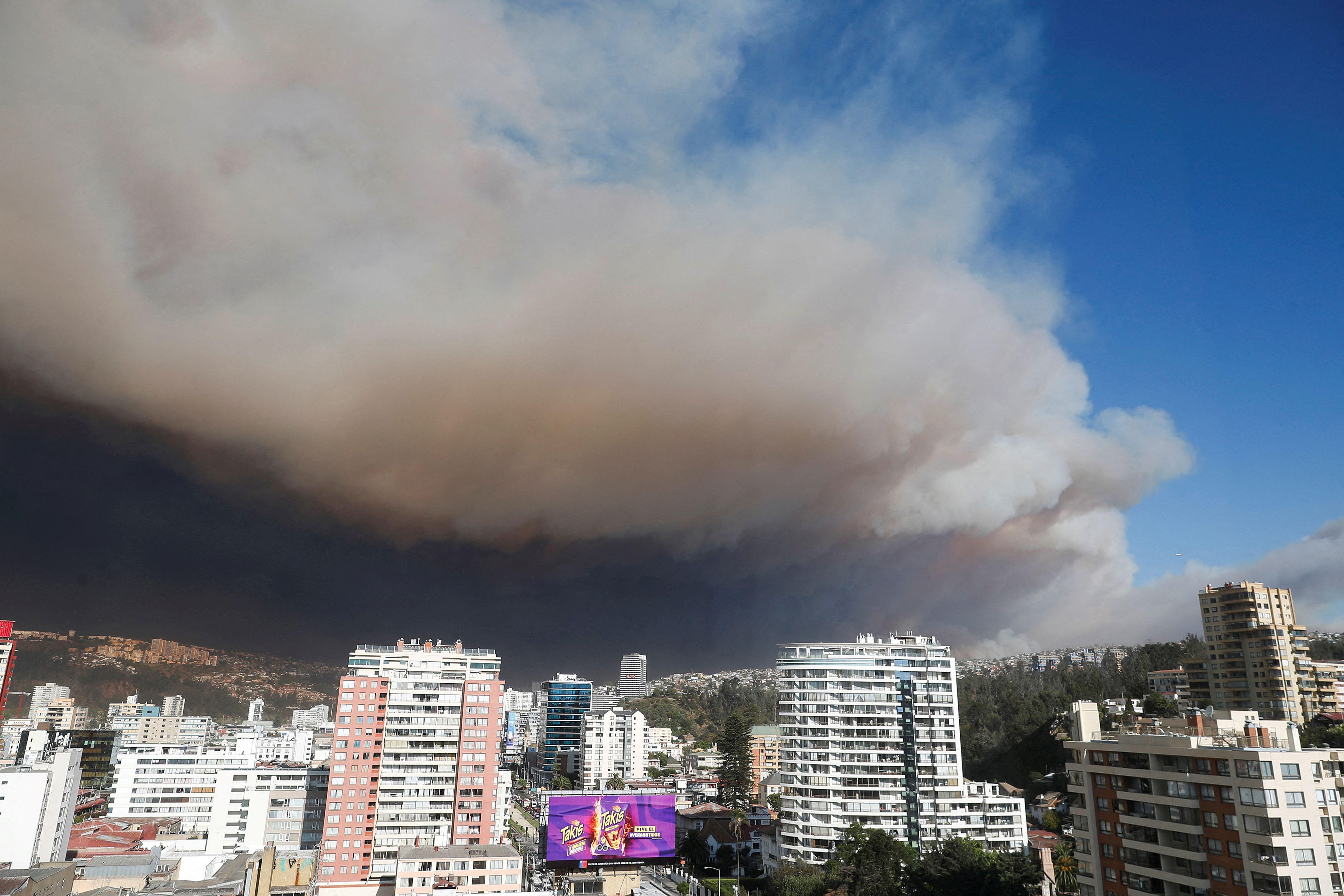 Una nube de humo sobre Viña del Mar.