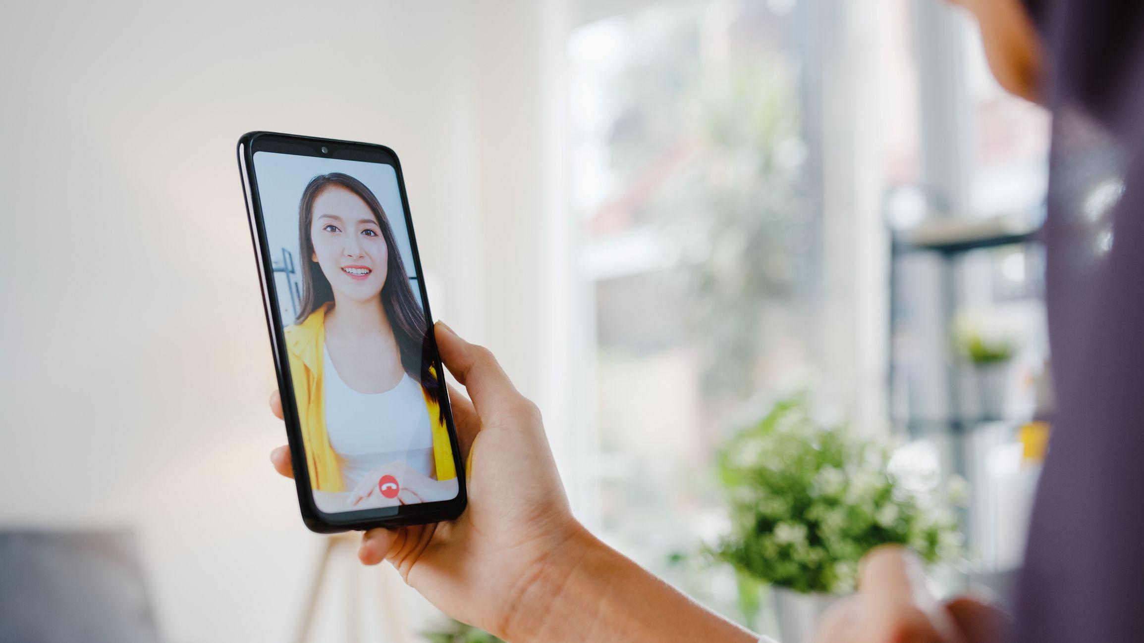 Una mujer en una videollamada