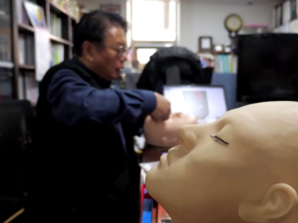 Cosmética, pestañas postizas, Corea del Norte, 2024.