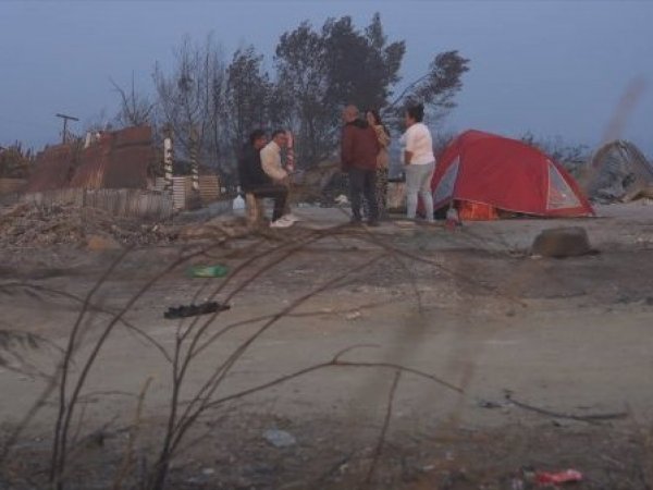 Pasan la noche en carpas por miedo a perder sus sitios