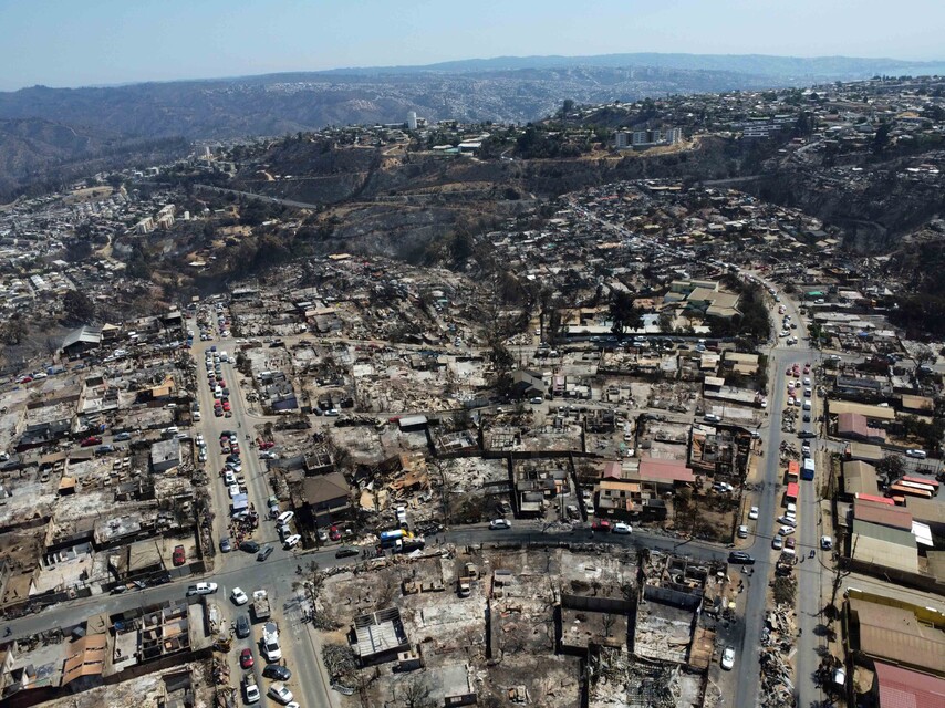 Vistas de los daños en Villa Independencia de Vina Del Mar tras el incendio. Foto Aton. 