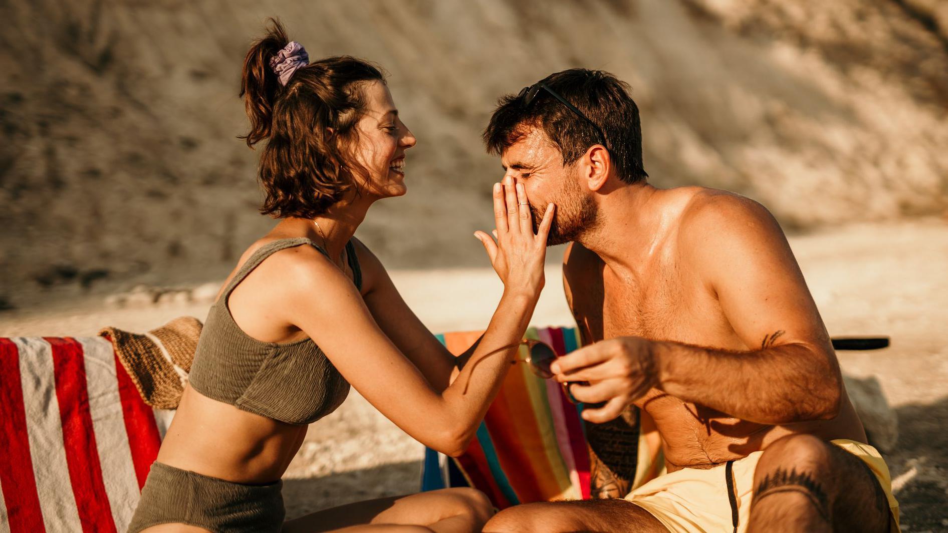 Pareja en la playa 