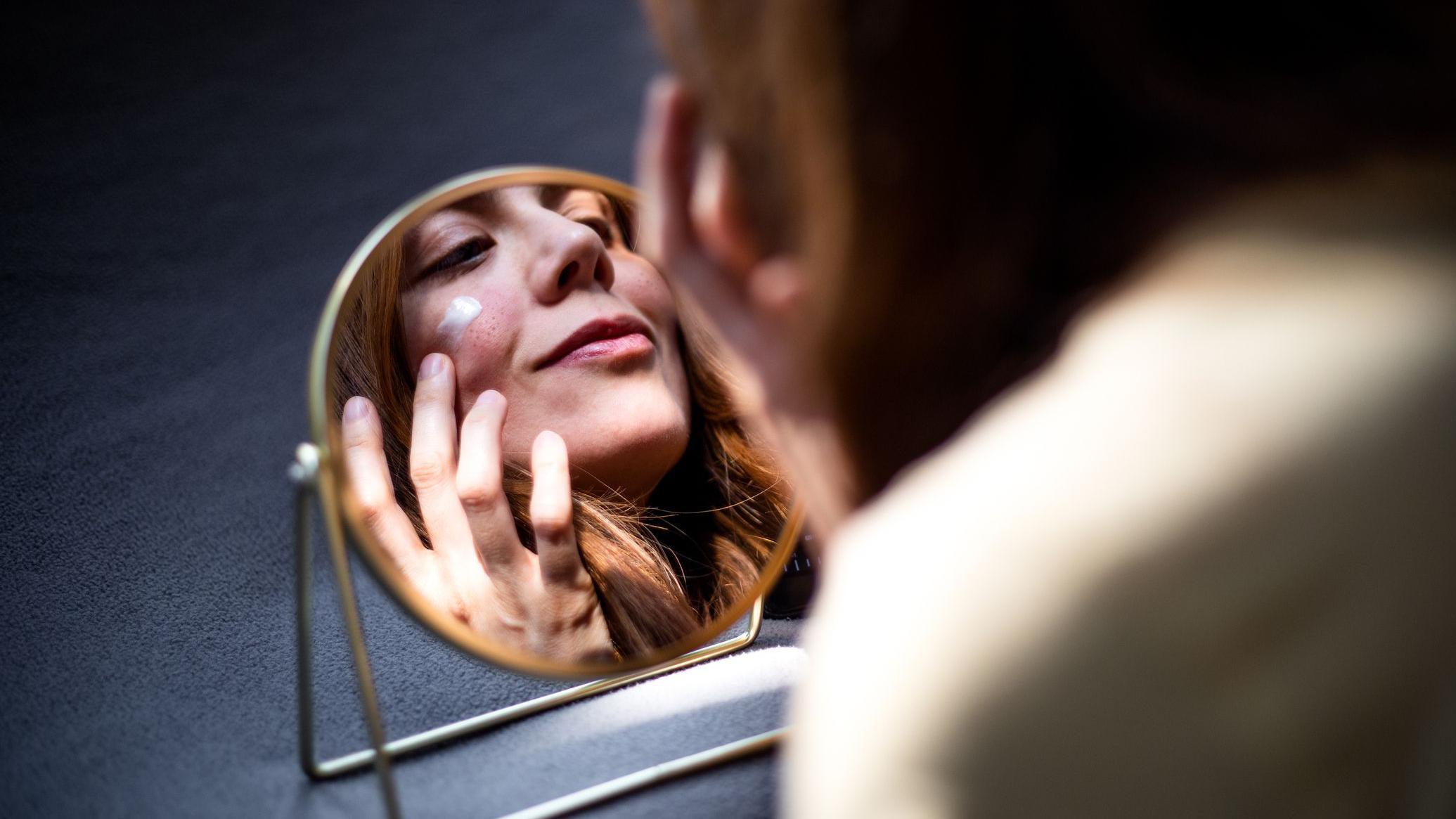 Mujer mirándose al espejo