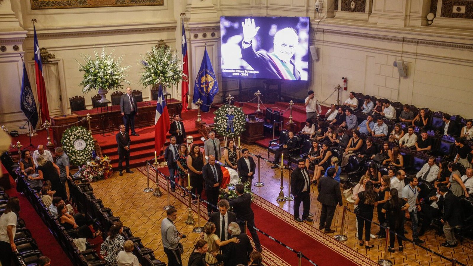 Estampas funerarias regaladas en el velorio de Piñera