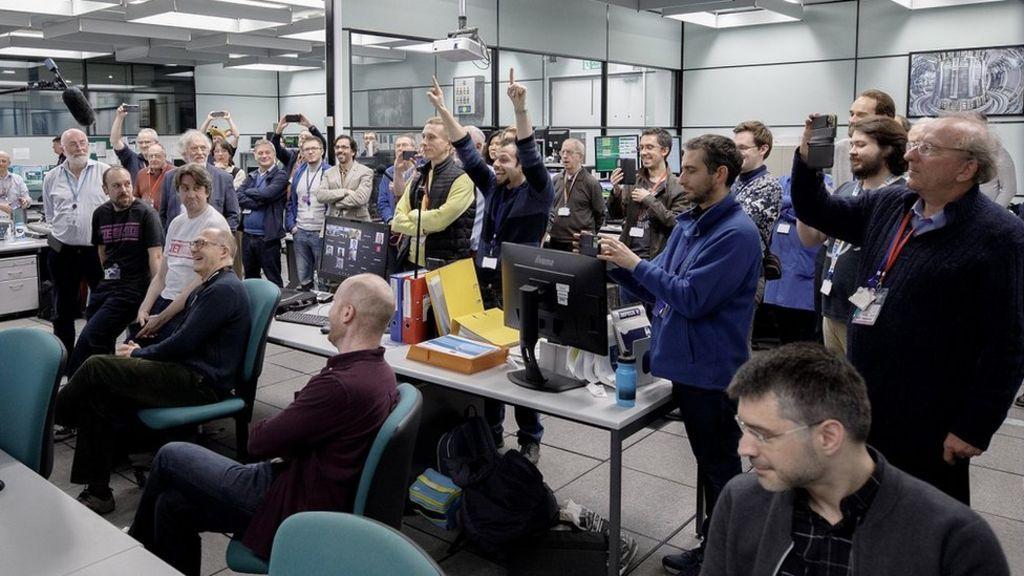 Un grupo de científicos celebrando en el JET