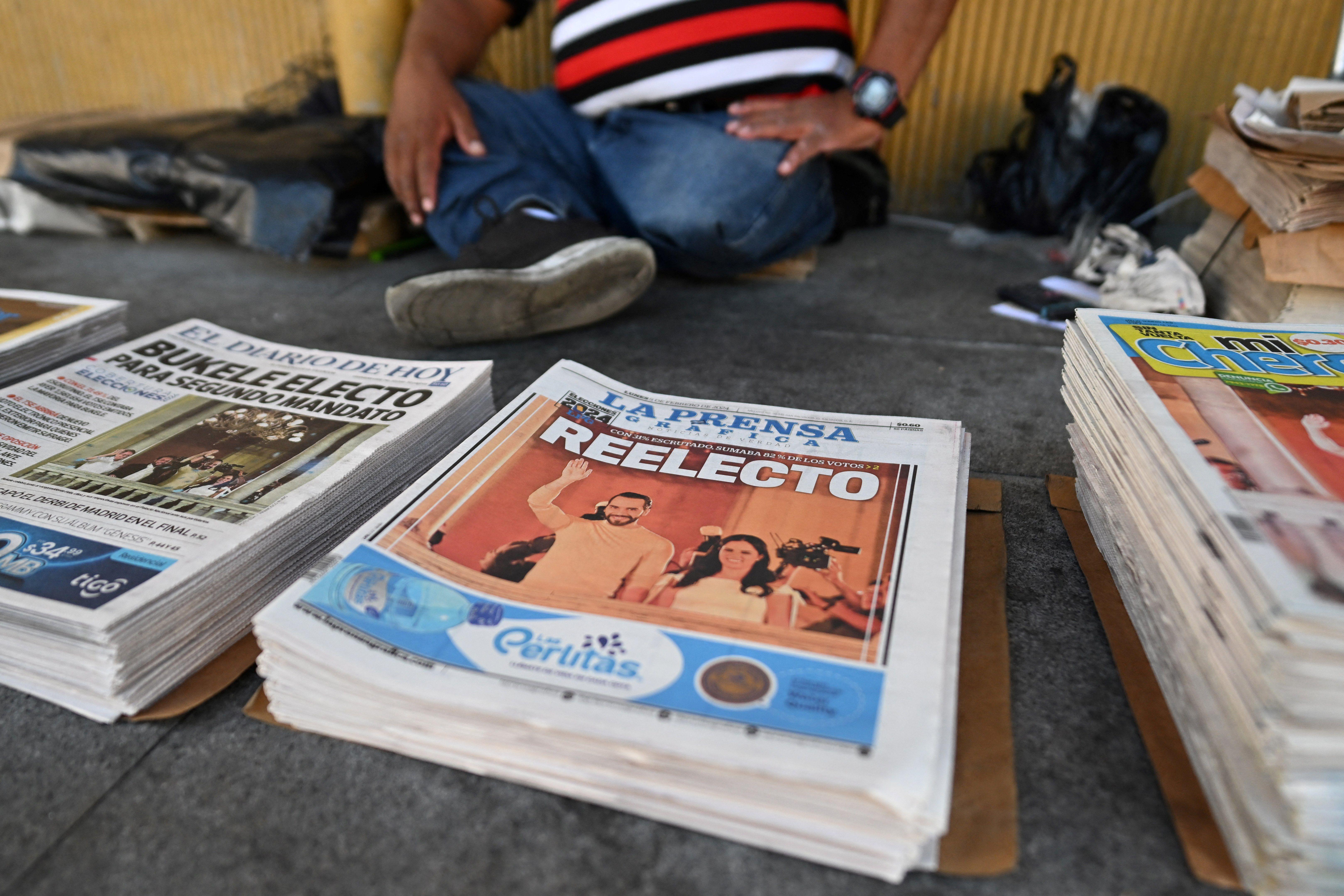 Diarios salvadoreños con la noticia en portada de que Bukele fue reelecto.