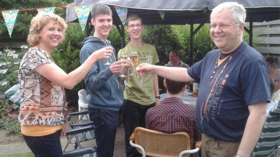 Bert Janssen celebra con su familia el récord de supervivencia de un paciente con corazón trasplantado