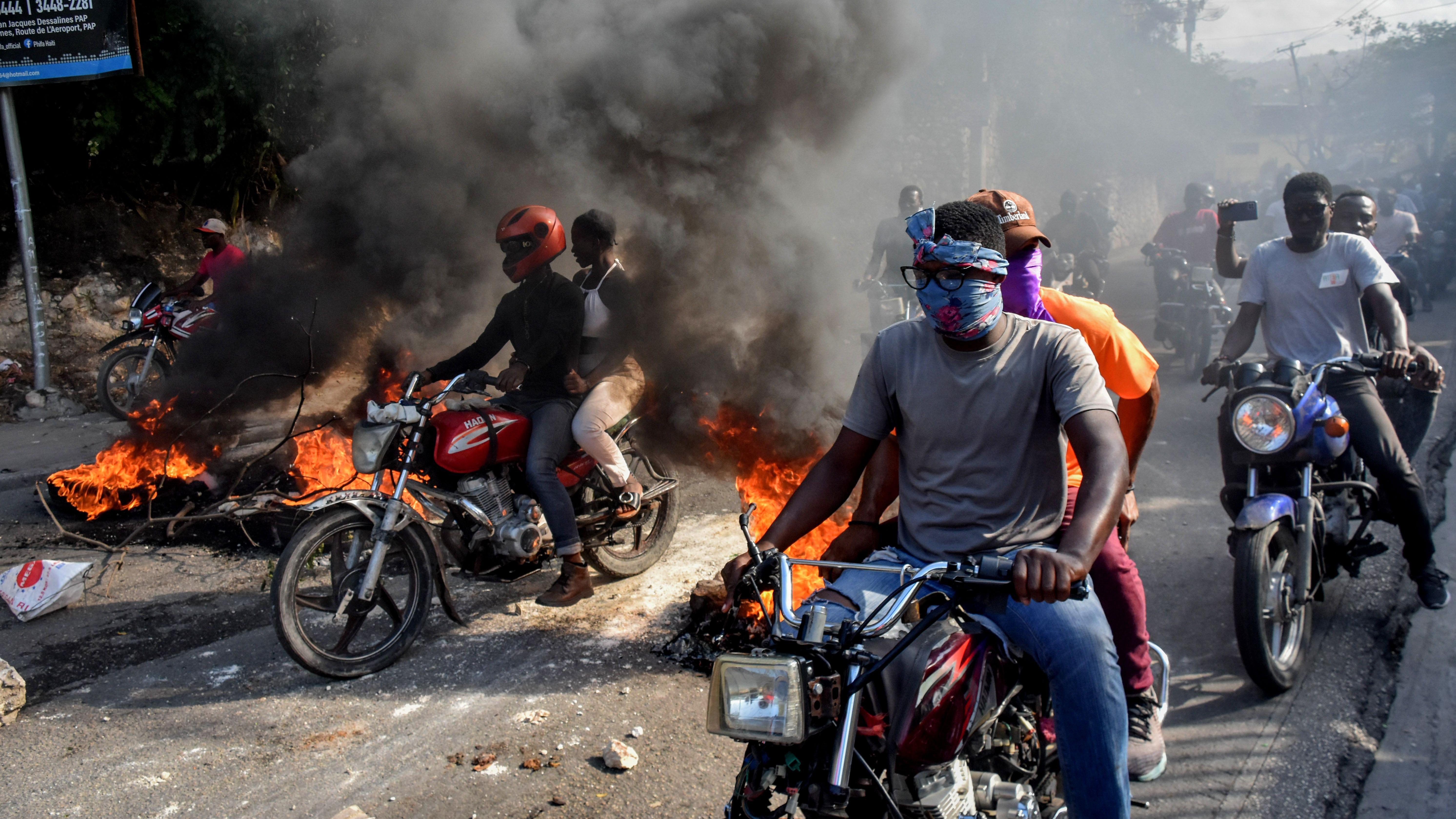 Manifestantes haitianos en moto.