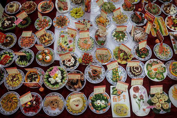 Platos caseros en una mesa durante una reunión del Año Nuevo Lunar el 9 de febrero de 2018 en Wuhan, provincia de Hubei.