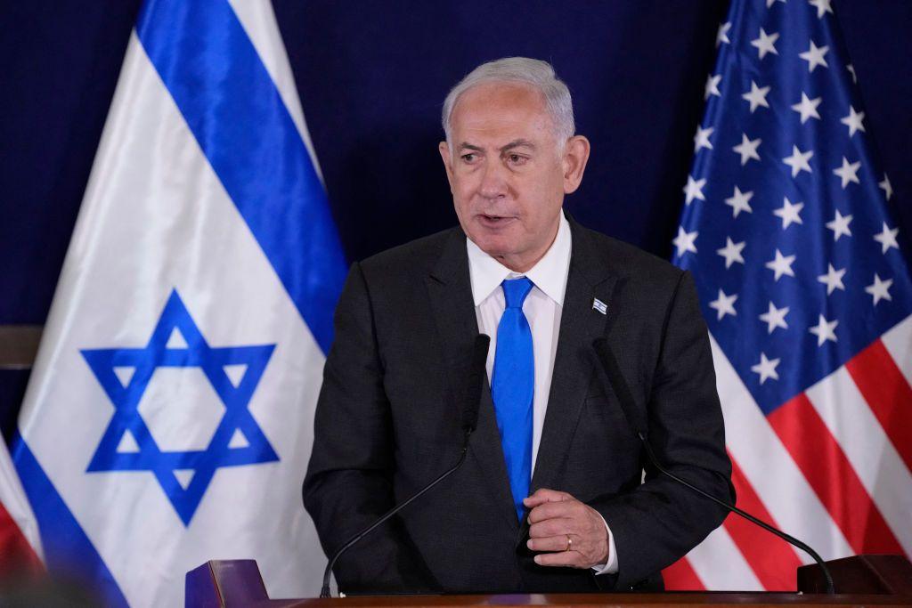 Retrato de Benjamin Netanyahu en una rueda de prensa.