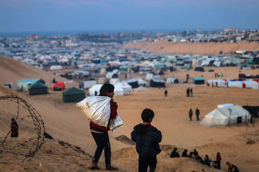 Vista del mar de tiendas de campaña levantadas por los refugiados en Rafah