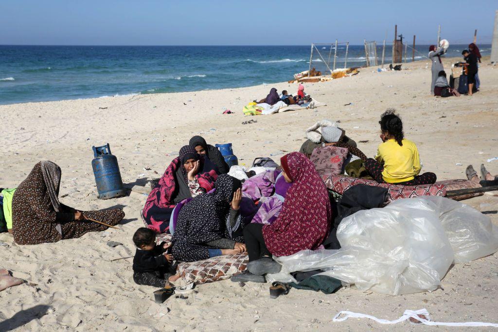 Mujeres y unos niños en la playa de Rafah