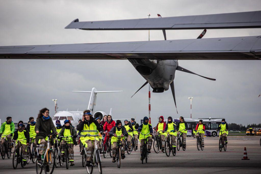 Una protesta de ecologistas en un aeropuerto de Países Bajos