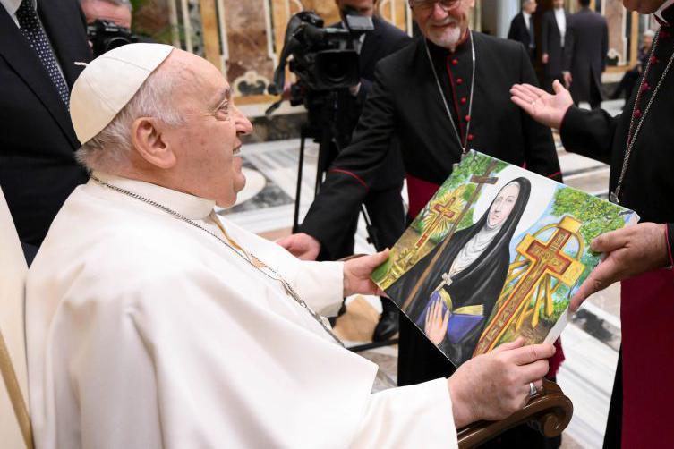 Papa Francisco sosteniendo el retrato de Mama Antula