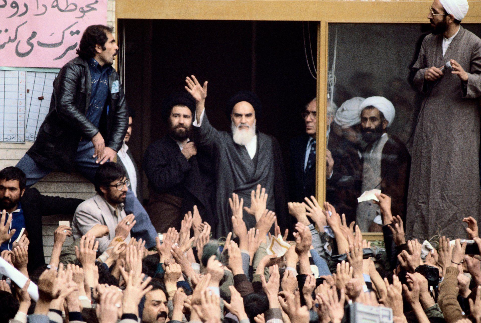 El ayatolá Jomeini fue recibido con entusiasmo a su regreso a Irán.
