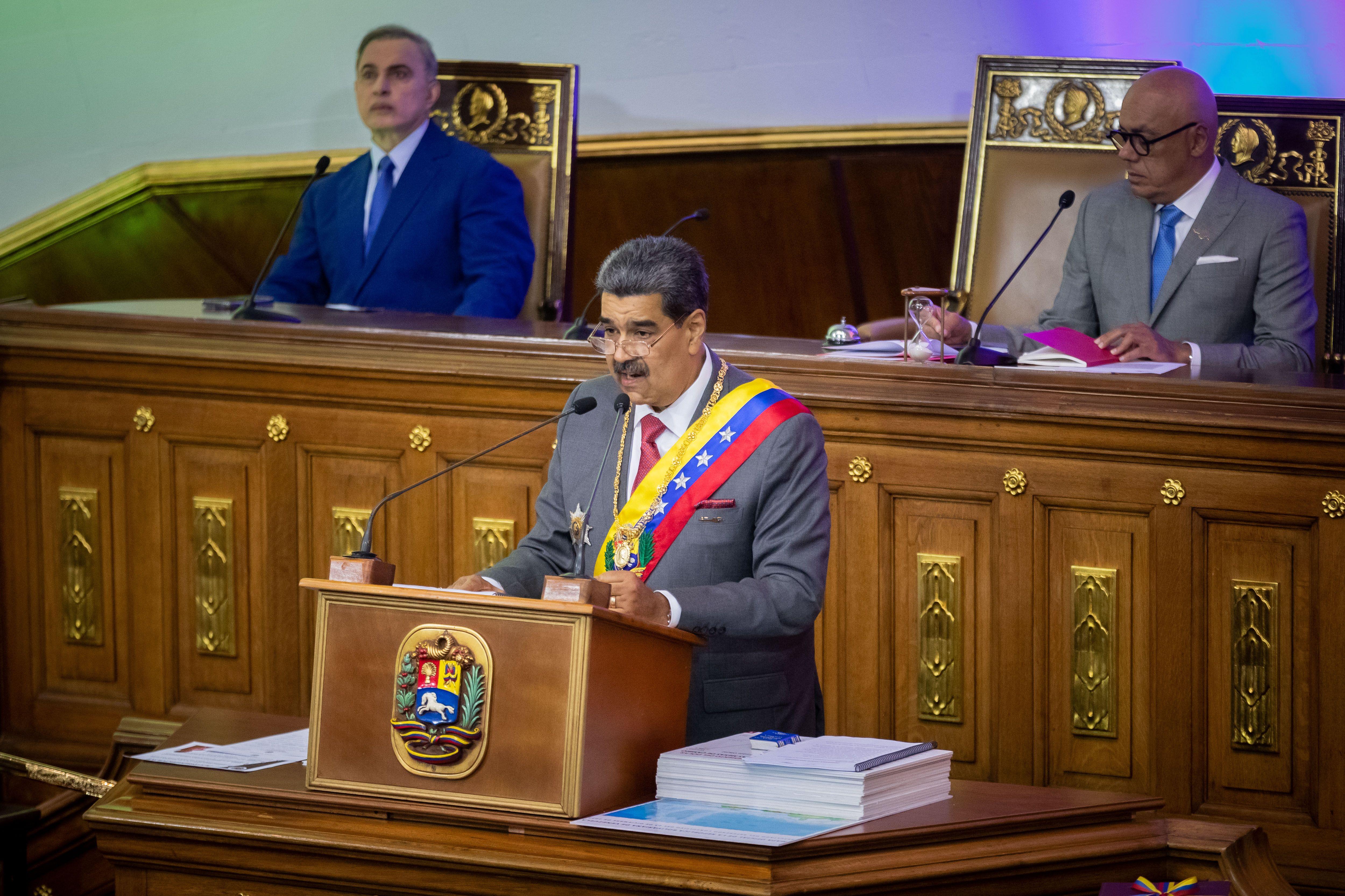 Nicolás Maduro en el centro, el fiscal general Tarek William Saab a la izquierda y Jorge Rodríguez, presidente de la Asamblea Nacional a la derecha.