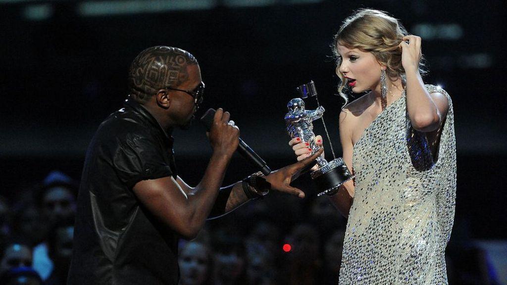 Kanye West interrumpe a Taylor Swift en el escenario de los VMA de 2009.