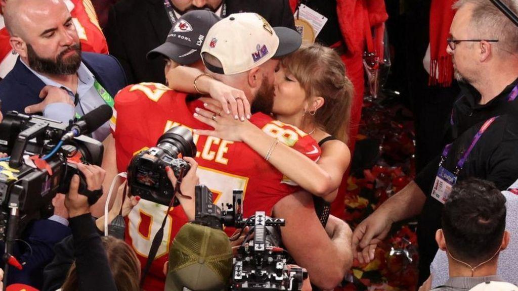 Taylor Swift y Travis Kelce se besan después del Super Bowl.
