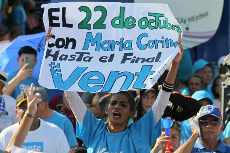 Simpatizantes de vente Venezuela con pancartas del partido y apoyo a María Corina Machado. 
