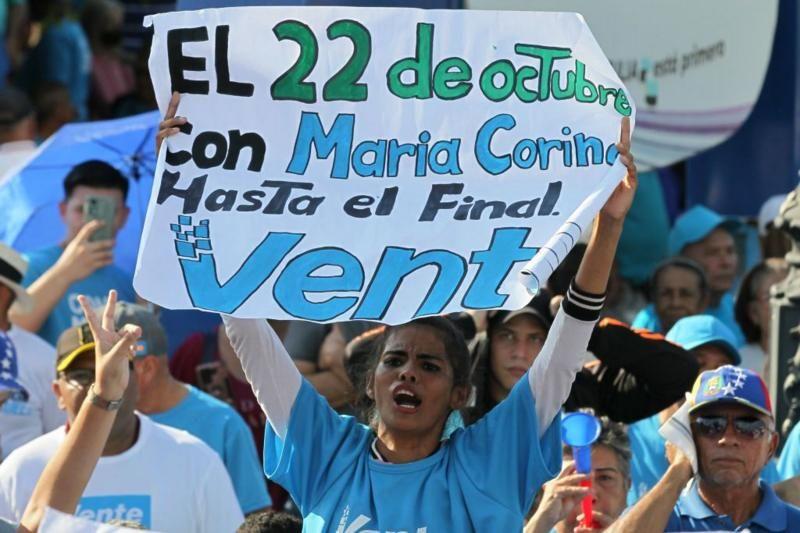 Simpatizantes de vente Venezuela con pancartas del partido y apoyo a María Corina Machado.