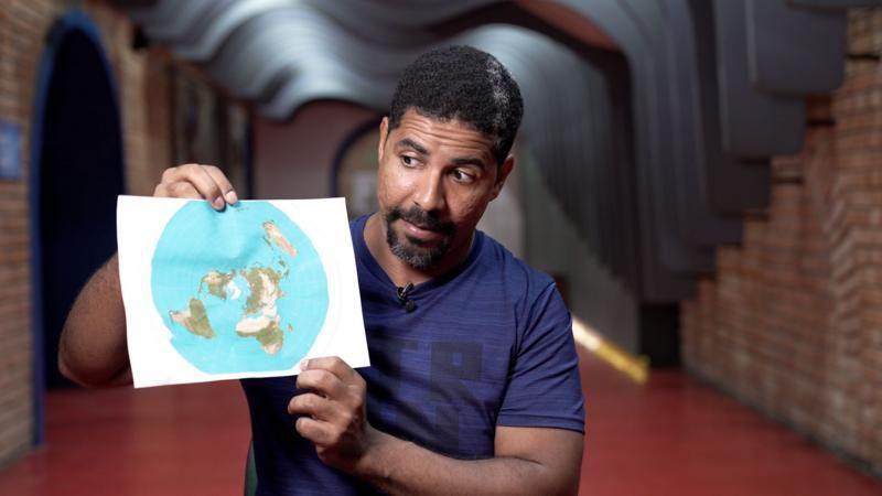 Leandro sostiene un mapa de la tierra plana